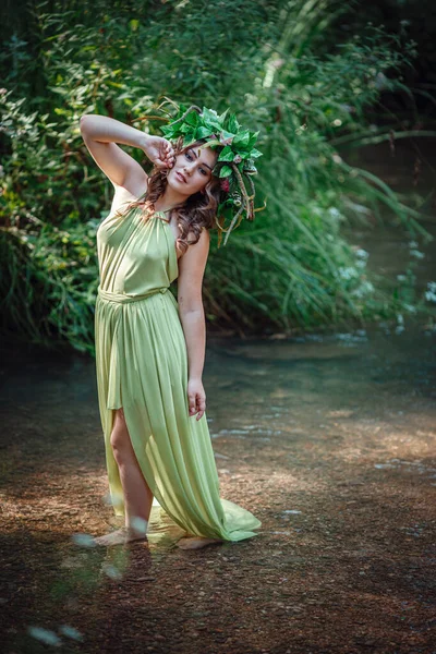 Mooie Jonge Vrouw Een Groene Jurk Een Krans Een Zonnig — Stockfoto