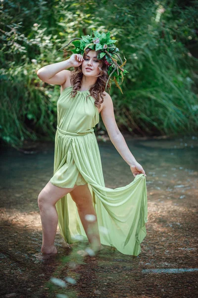 Mulher Bonita Vestido Verde Uma Grinalda Uma Floresta Ensolarada Cerimônia — Fotografia de Stock