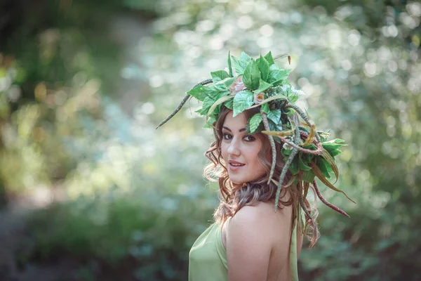 Hermosa Joven Con Vestido Verde Una Corona Bosque Soleado Ceremonia — Foto de Stock