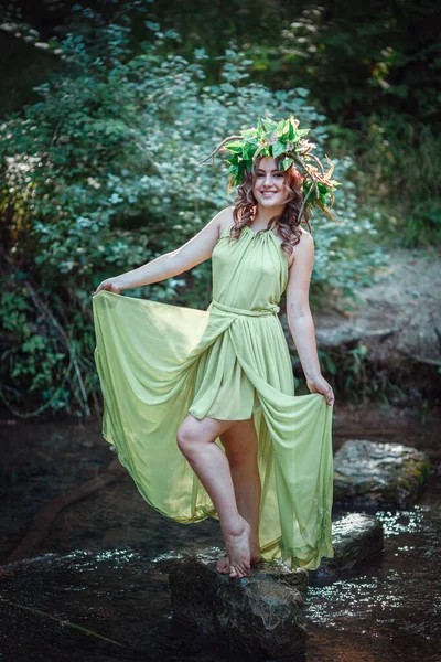 Gyönyörű Fiatal Zöld Ruhában Koszorúval Egy Napos Erdőben Ünnepség Szentivánéjén — Stock Fotó