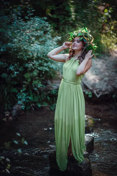 Mulher Bonita Vestido Verde Uma Grinalda Uma Floresta Ensolarada Cerimônia — Fotografia de Stock