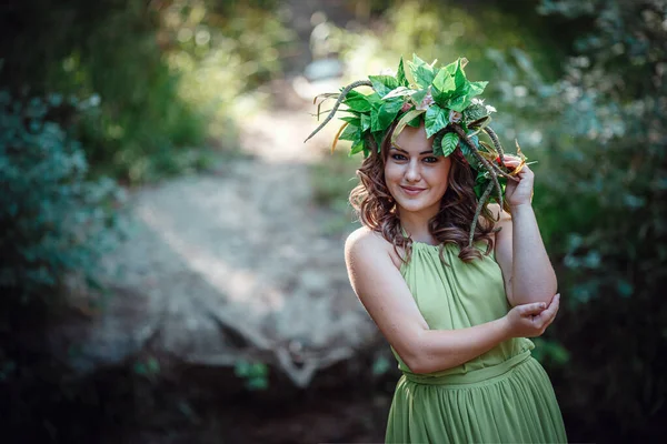 Bella Giovane Donna Con Vestito Verde Una Ghirlanda Una Foresta — Foto Stock