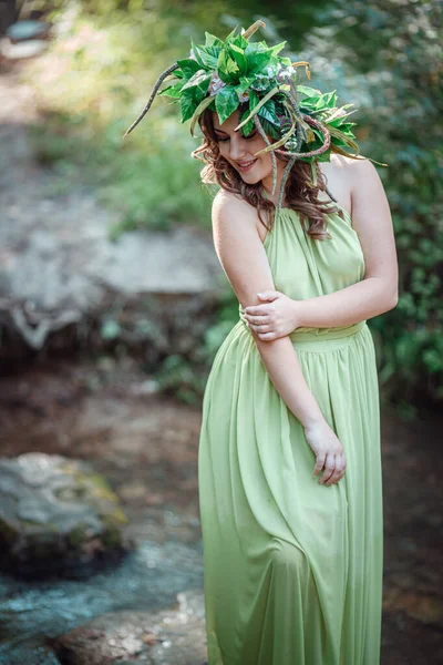 Mulher Bonita Vestido Verde Uma Grinalda Uma Floresta Ensolarada Cerimônia — Fotografia de Stock