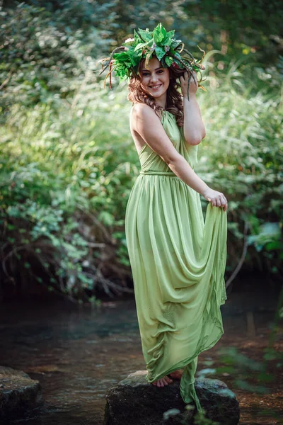 Schöne Junge Frau Einem Grünen Kleid Und Einem Kranz Einem — Stockfoto