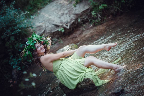 Tânără Frumoasă Într Rochie Verde Coroană Într Pădure Însorită Ceremonia — Fotografie, imagine de stoc