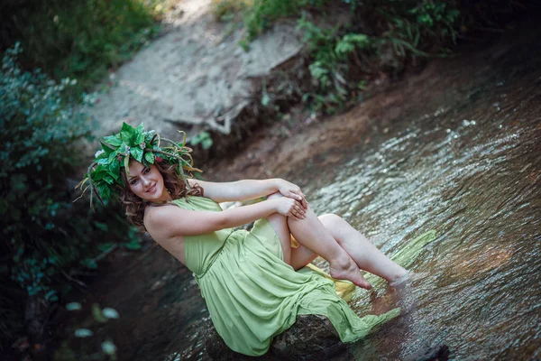 Mooie Jonge Vrouw Een Groene Jurk Een Krans Een Zonnig — Stockfoto