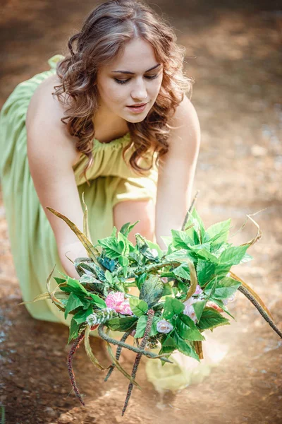 Bella Giovane Donna Con Vestito Verde Una Ghirlanda Una Foresta — Foto Stock