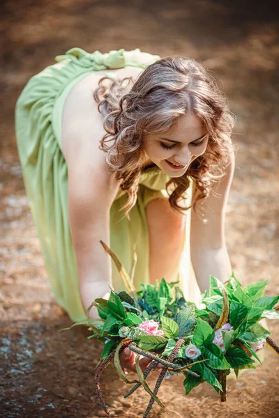 Mooie Jonge Vrouw Een Groene Jurk Een Krans Een Zonnig — Stockfoto