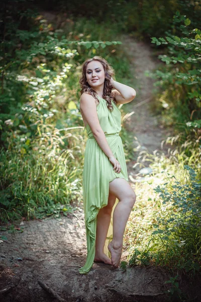 Belle Jeune Femme Robe Verte Une Couronne Dans Une Forêt — Photo