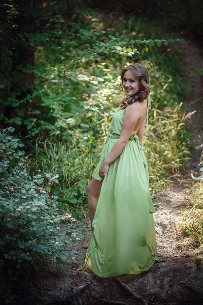 Hermosa Joven Con Vestido Verde Una Corona Bosque Soleado Ceremonia —  Fotos de Stock