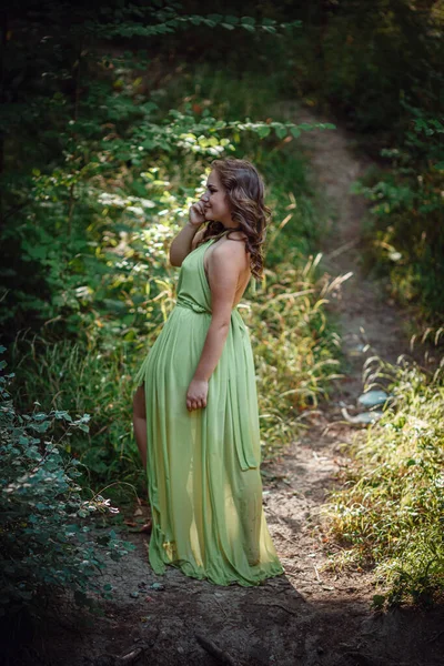 Красивая Молодая Женщина Зеленом Платье Венок Солнечном Лесу Церемония Летнюю — стоковое фото