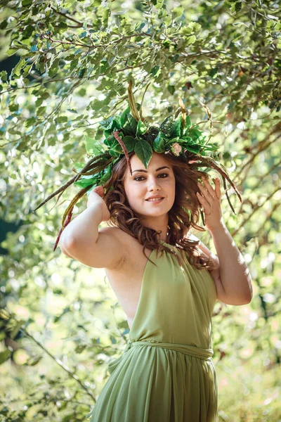 Mooie Jonge Vrouw Een Groene Jurk Een Krans Een Zonnig — Stockfoto