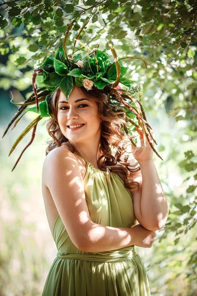 Mooie Jonge Vrouw Een Groene Jurk Een Krans Een Zonnig — Stockfoto