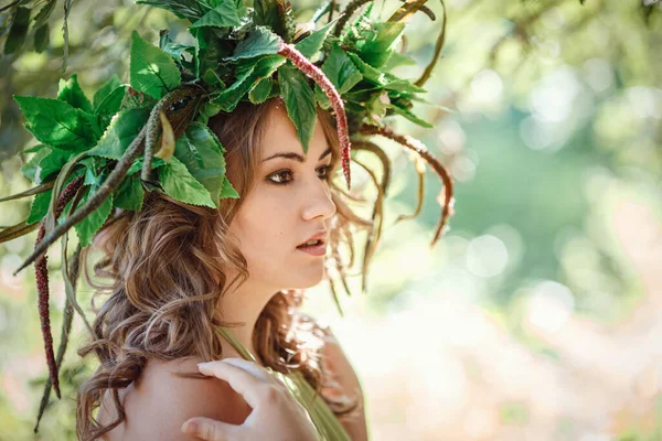 Hermosa Joven Con Vestido Verde Una Corona Bosque Soleado Ceremonia — Foto de Stock