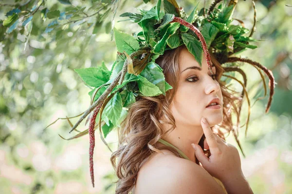 Όμορφη Νεαρή Γυναίκα Πράσινο Φόρεμα Και Στεφάνι Ένα Ηλιόλουστο Δάσος — Φωτογραφία Αρχείου