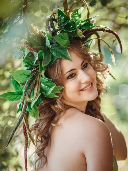 Hermosa Joven Con Vestido Verde Una Corona Bosque Soleado Ceremonia — Foto de Stock