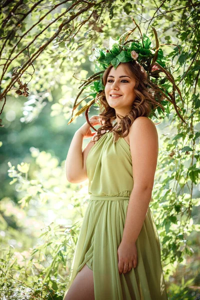 Hermosa Joven Con Vestido Verde Una Corona Bosque Soleado Ceremonia —  Fotos de Stock