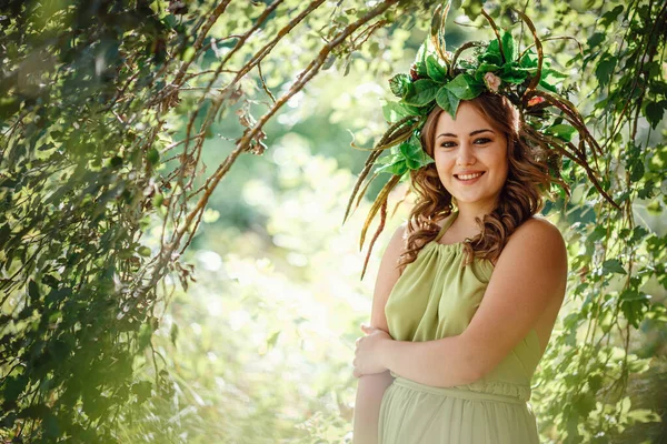 Mooie Jonge Vrouw Een Groene Jurk Een Krans Een Zonnig — Stockfoto