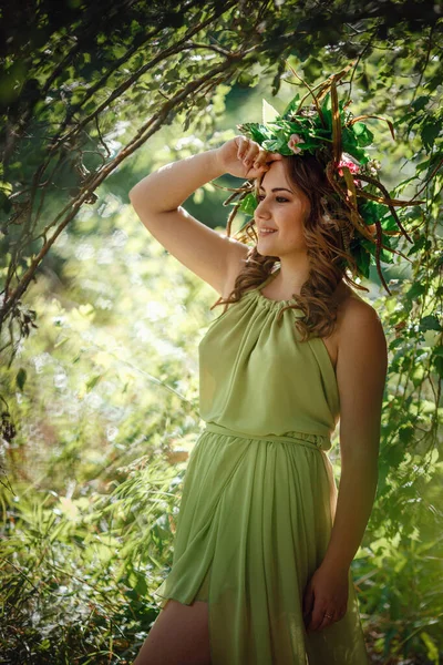 Mooie Jonge Vrouw Een Groene Jurk Een Krans Een Zonnig — Stockfoto