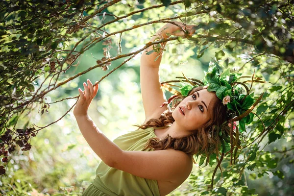 Hermosa Joven Con Vestido Verde Una Corona Bosque Soleado Ceremonia —  Fotos de Stock