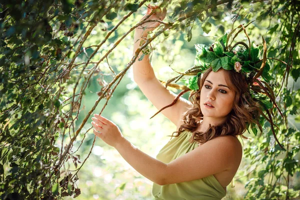 Όμορφη Νεαρή Γυναίκα Πράσινο Φόρεμα Και Στεφάνι Ένα Ηλιόλουστο Δάσος — Φωτογραφία Αρχείου