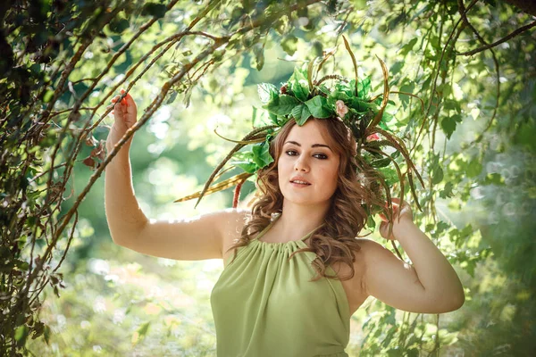 Hermosa Joven Con Vestido Verde Una Corona Bosque Soleado Ceremonia —  Fotos de Stock