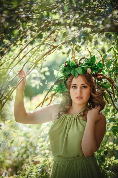Hermosa Joven Con Vestido Verde Una Corona Bosque Soleado Ceremonia —  Fotos de Stock