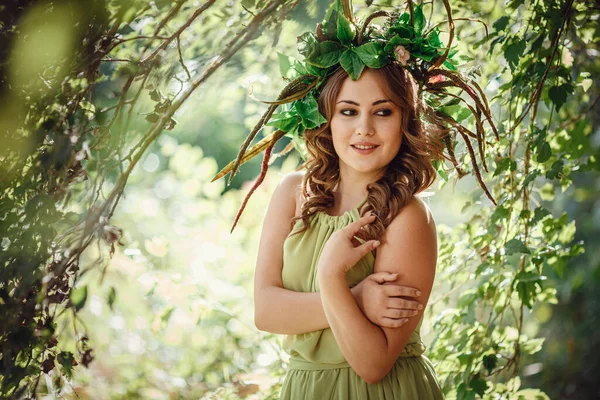 Hermosa Joven Con Vestido Verde Una Corona Bosque Soleado Ceremonia —  Fotos de Stock