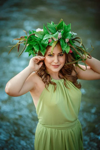 Hermosa Joven Con Vestido Verde Una Corona Bosque Soleado Ceremonia — Foto de Stock