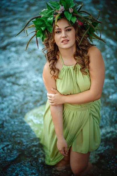 Hermosa Joven Con Vestido Verde Una Corona Bosque Soleado Ceremonia —  Fotos de Stock
