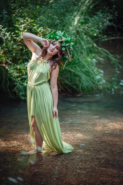 Mulher Bonita Vestido Verde Uma Grinalda Uma Floresta Ensolarada Cerimônia — Fotografia de Stock