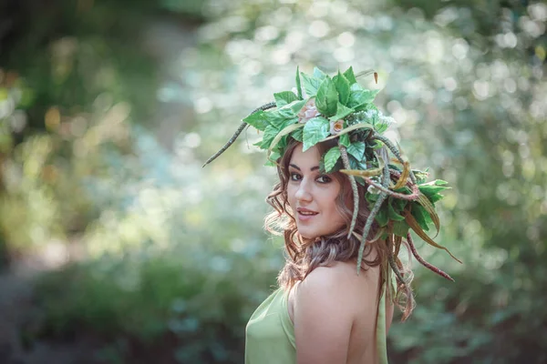 Mulher Bonita Vestido Verde Uma Grinalda Uma Floresta Ensolarada Cerimônia — Fotografia de Stock