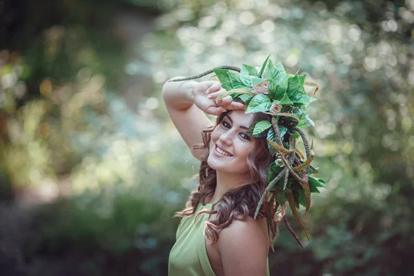 Belle Jeune Femme Robe Verte Une Couronne Dans Une Forêt — Photo