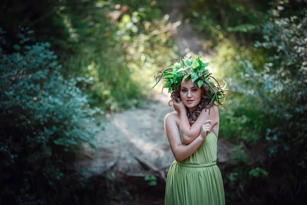 Mulher Bonita Vestido Verde Uma Grinalda Uma Floresta Ensolarada Cerimônia — Fotografia de Stock