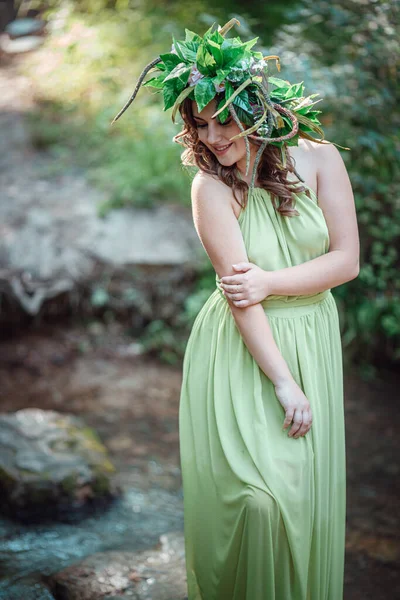 Hermosa Joven Con Vestido Verde Una Corona Bosque Soleado Ceremonia —  Fotos de Stock