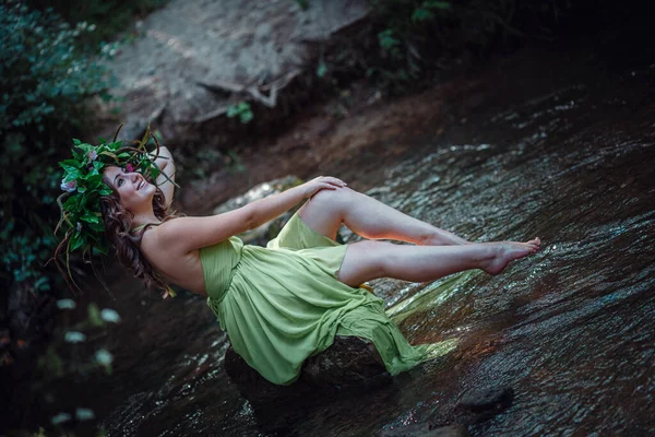 Mooie Jonge Vrouw Een Groene Jurk Een Krans Een Zonnig — Stockfoto