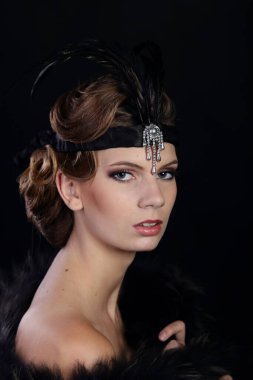 Art Nouveau tarzında güzel bir kadın, gangsterler çağı. Moda giysileri, makyaj ve lüks retro tarzı saçlar. Kükreyen 20 'ler..