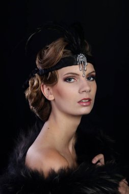 Art Nouveau tarzında güzel bir kadın, gangsterler çağı. Moda giysileri, makyaj ve lüks retro tarzı saçlar. Kükreyen 20 'ler..