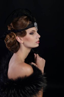 Art Nouveau tarzında güzel bir kadın, gangsterler çağı. Moda giysileri, makyaj ve lüks retro tarzı saçlar. Kükreyen 20 'ler..