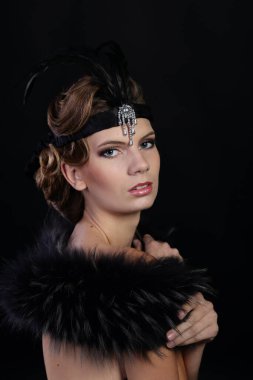 Art Nouveau tarzında güzel bir kadın, gangsterler çağı. Moda giysileri, makyaj ve lüks retro tarzı saçlar. Kükreyen 20 'ler..
