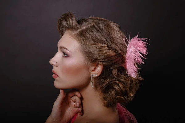 Den Vackra Blonda Flickan Vacker Pinkostrich Fjäder Klänning Svart Bakgrund — Stockfoto