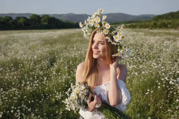 Portret Pięknej Blondynki Łące Patrzącej Kamerę Cieszącej Się Przyrodą Wiosenny — Zdjęcie stockowe