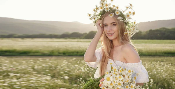 Portret Pięknej Blondynki Łące Patrzącej Kamerę Cieszącej Się Przyrodą Wiosenny — Zdjęcie stockowe