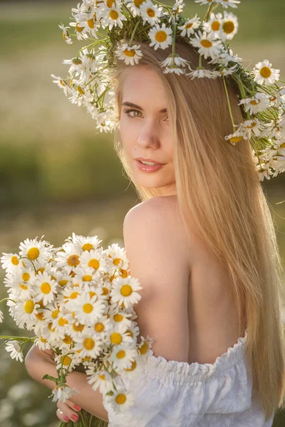 Портрет Красивой Блондинки Лугу Смотрящей Камеру Наслаждающейся Природой Весенним Вечером — стоковое фото