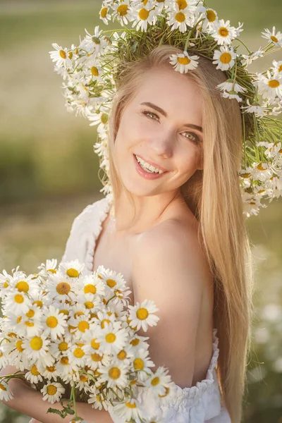 Porträtt Vacker Blond Kvinna Ängen Tittar Mot Kameran Och Njuter — Stockfoto