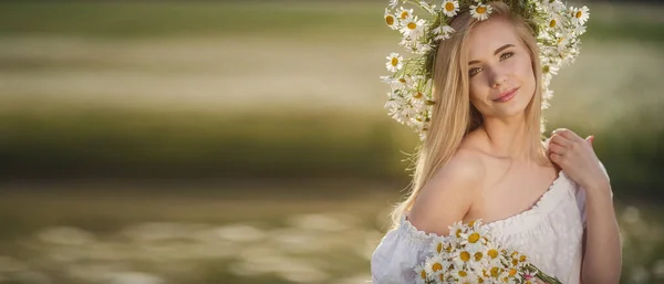 Retrato Una Hermosa Mujer Rubia Prado Mirando Cámara Disfrutando Naturaleza —  Fotos de Stock