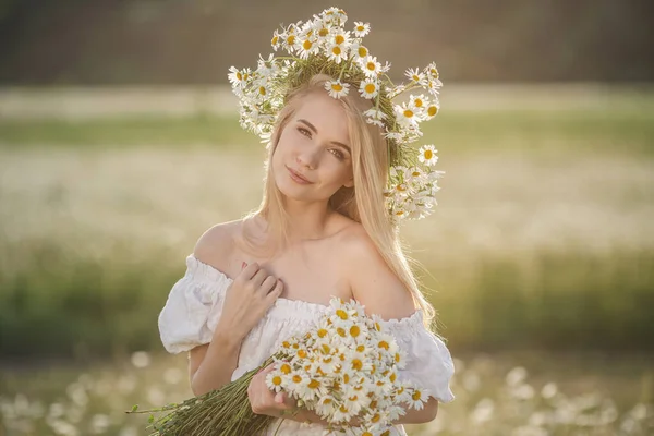 Porträtt Vacker Blond Kvinna Ängen Tittar Mot Kameran Och Njuter — Stockfoto