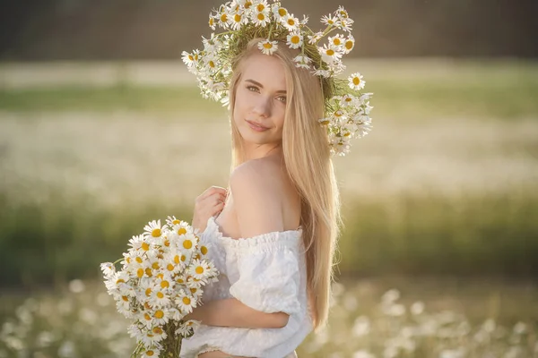 Portrait Beautiful Blonde Woman Meadow Looking Camera Enjoying Nature Spring — Stock Photo, Image