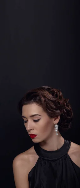 Hermosa Mujer Hermosa Con Peinado Ondulado Elegante Maquillaje Brillante Morena — Foto de Stock