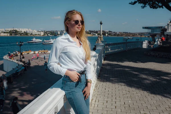 Solig Livsstil Mode Porträtt Ung Snygg Hipster Kvinna Promenader Staden — Stockfoto